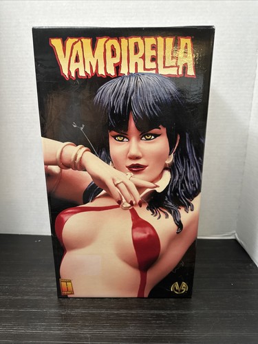 Vampirella statue moore - vampirella,